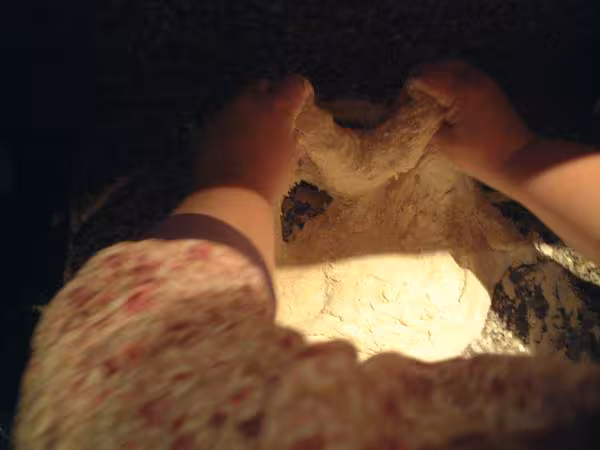 Premier petrissage on souleve la moitie de la pate