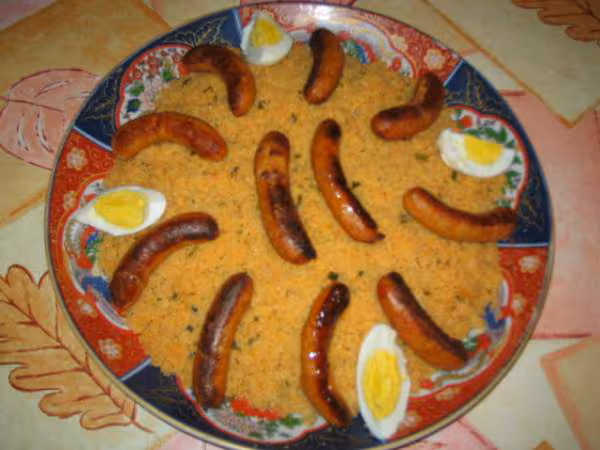 Couscous cuit aux epice et garnie aux saucisses de dinde
