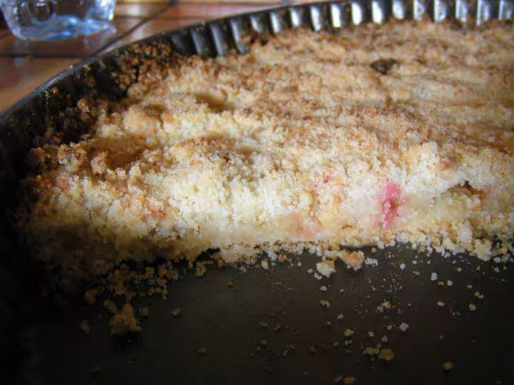 Interieur crumble a la rhubarbe