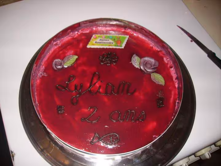 Entremet aux fruits rouges encore avec le cercle a patisserie