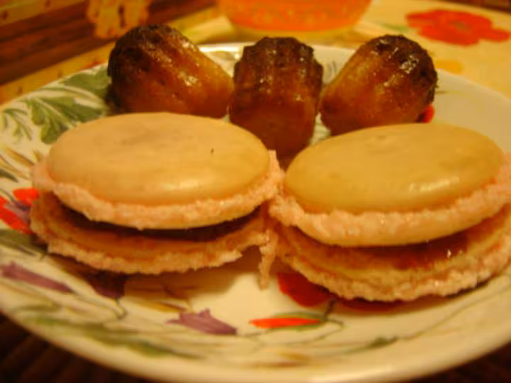Macarons a la gelee de framboise