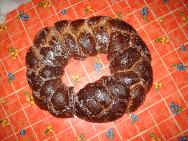 Brioche natee en forme de couronne