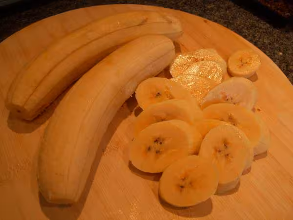 Banh choui hap tranches de bananes coupees en biais