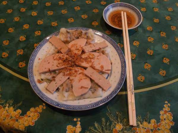 Banh cuon thit cha lua nuoc mam