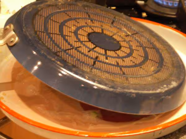 Banh cuon tom renverser la crepe sur plateau huile