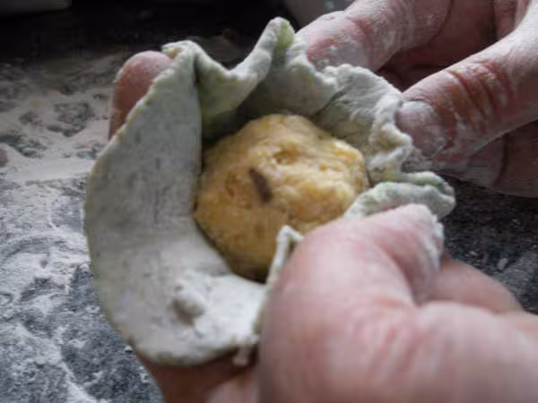 Banh khuc faconnage envelopper la boule de farce