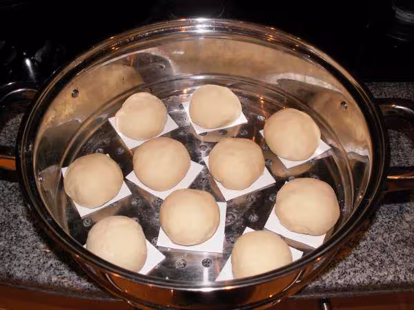 Brioches a la vapeur avant cuisson
