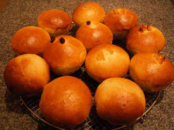 Briochettes fourrees oeuf d epaques confiture fruits secs