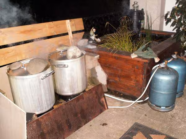 Cuire les gateaux marmitte sur feu au gaz