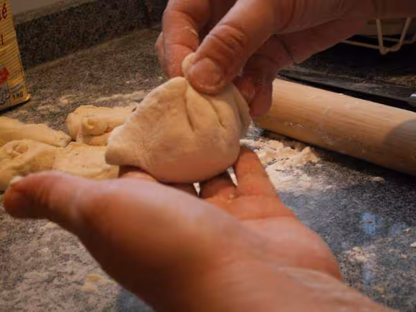 Faconner banh bao fermer la brioche en faisant des plis