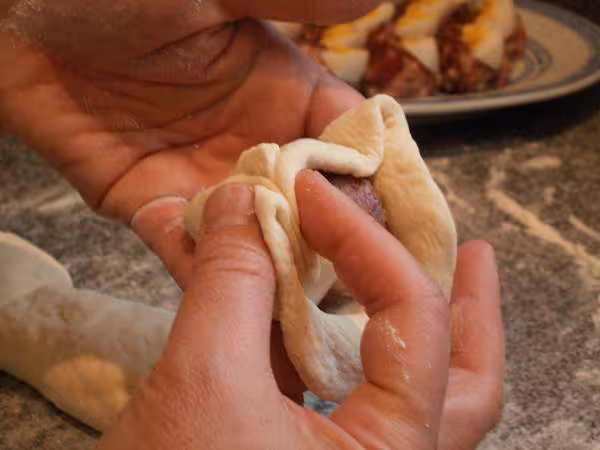 Faconner banh bao fermer la brioche en relevant les bord tout en pliant