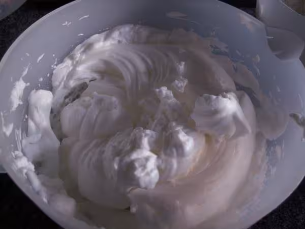 Macaron aux noisettes blanc monte