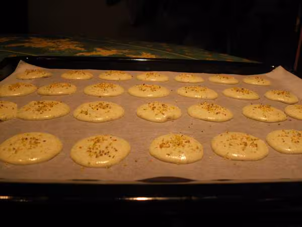 Macarons aux pistaches avant cuisson
