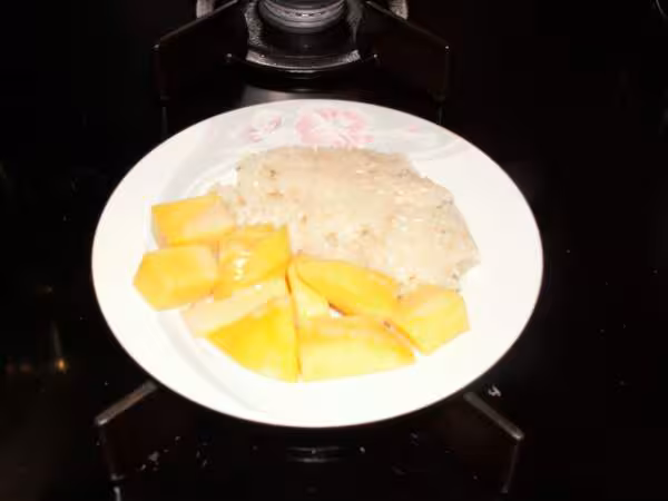 Mangue riz gluant et sauce au lait de coco