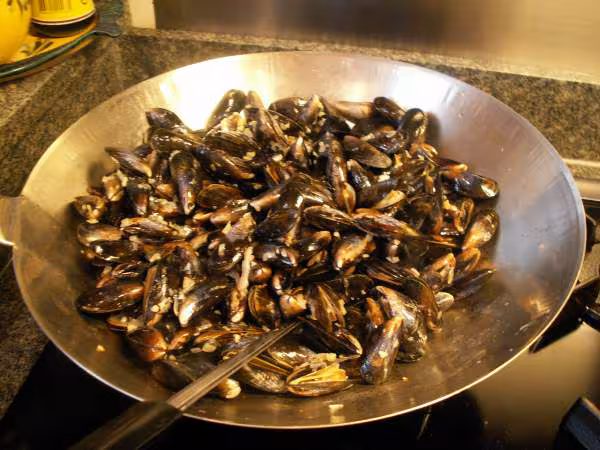 Moules xao dau hao cuire les moules en melangeant avec une spatule