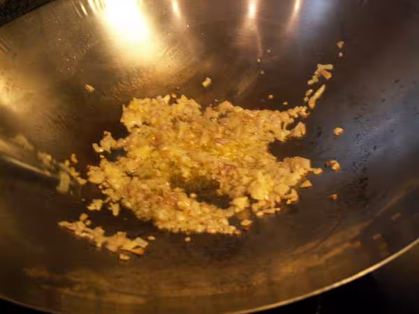 Moules xao dau hao faire dorer echalote et ail haches
