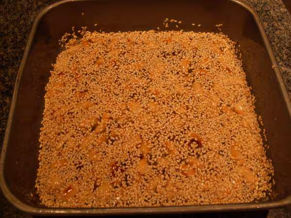 Nougat vietnamien avec couche de graines de sesame en attente de refroidissement