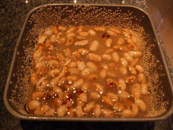 Nougat vietnamien melange avec cacahouetes