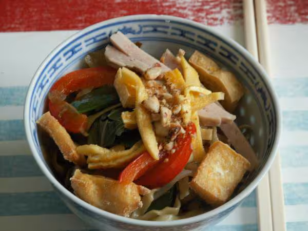 Nouilles fraiches avec legumes sautes et garnitures