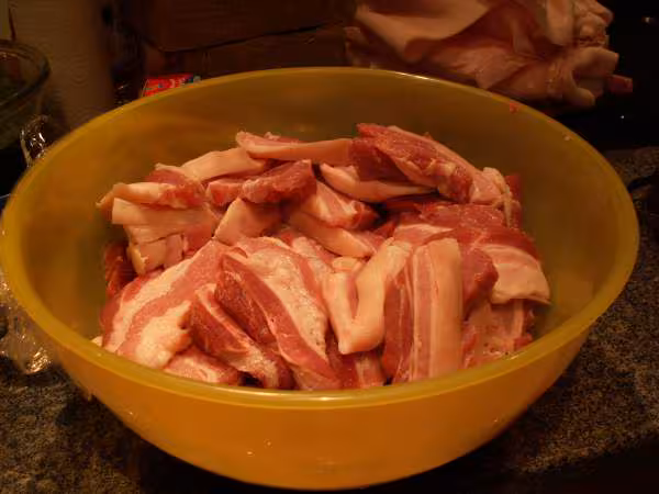 Preparation faire mariner la poitrine de porc