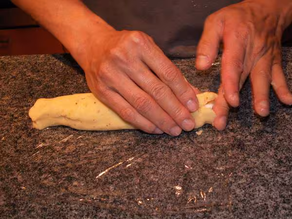 Preparation mettre la farce en rouleau