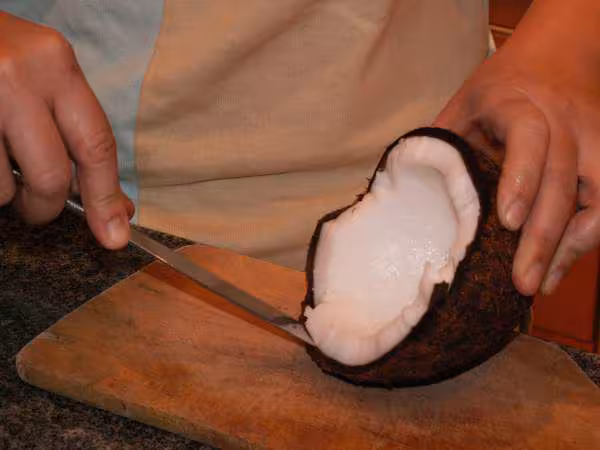 Preparation noix de coco enlever la coque