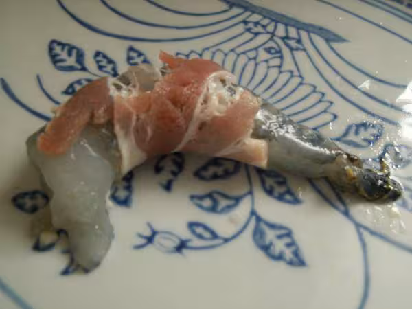 Tom cuon thit nuong crevette enveloppee avec une mini tranche de lard