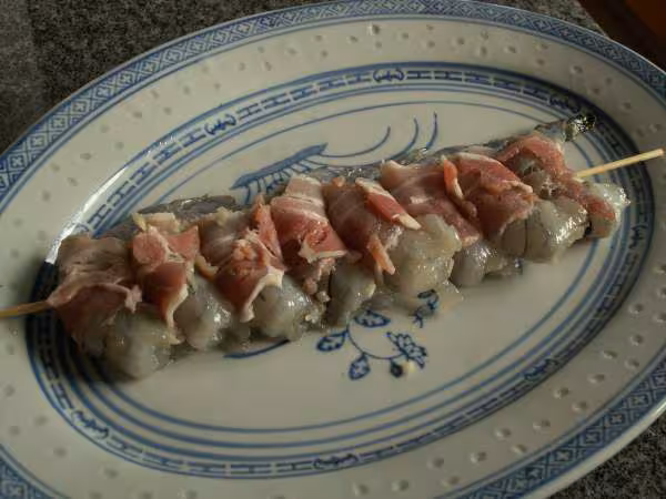 Tom cuon thit nuong crevettes embrochees