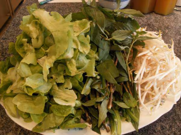 Tom cuon thit nuong hesbes fraiches salade pousses de soja