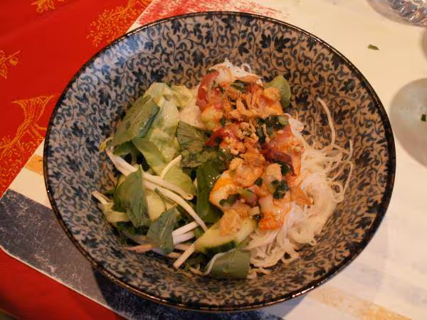 Tom cuon thit nuong service dans un bol