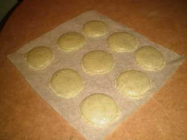 Macarons noisette caramel