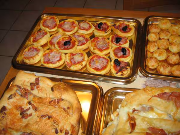 Feuilletes jambon tomates et gruyere et mini pizzas