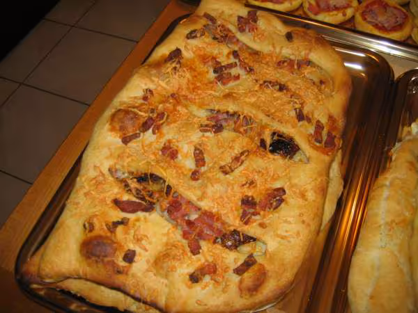 Fougasse aux lardons tomates sechees olives noires et gruyere