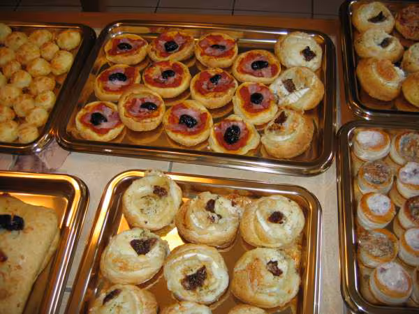 Mini pizzas et feuilletes au chevre et tomate sechee