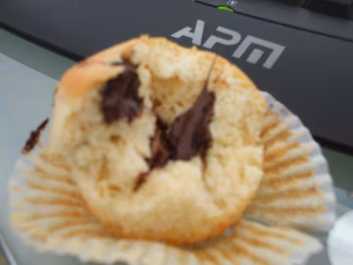Muffins de charlotte chocolat noir et pralinoise vu de l interieur