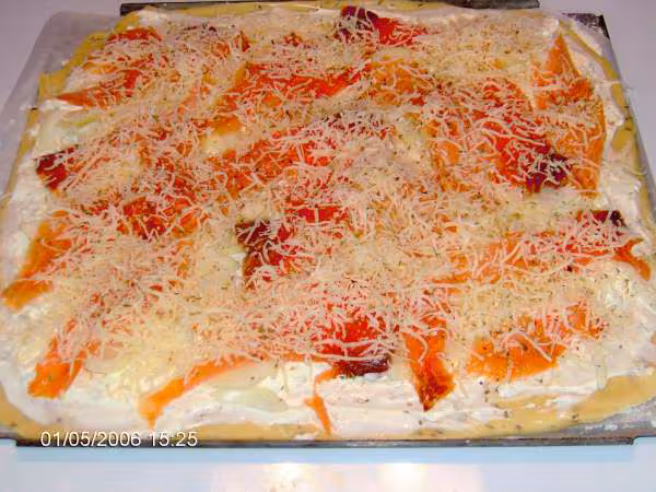 Pizza au saumon avant cuisson