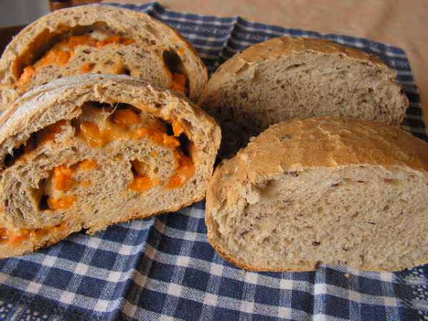 Pains cereales et abricots coupes