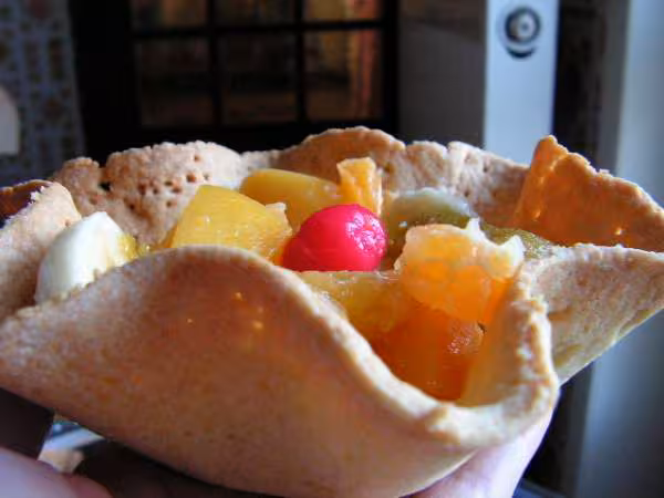 Salade de fruits dans bol en pate sablee