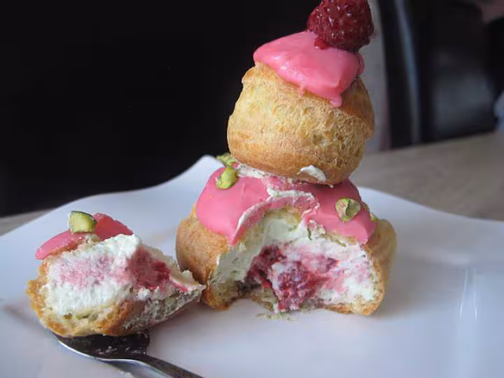 Religieuse pistache et framboises