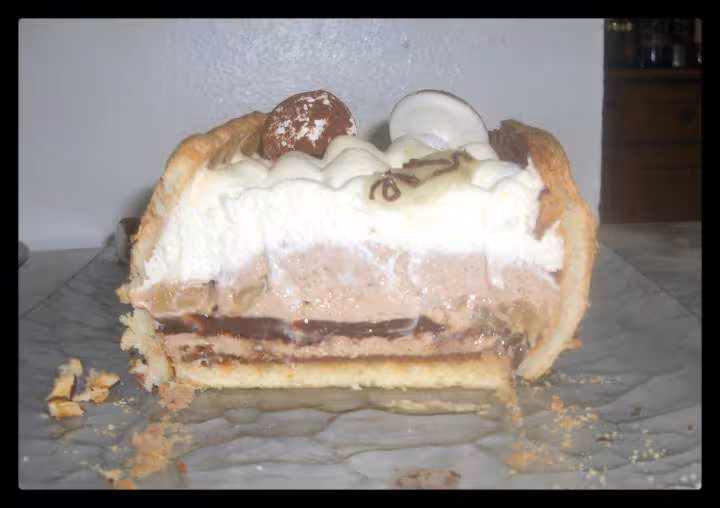 Buche praline chocolat poires caramelisees interieur