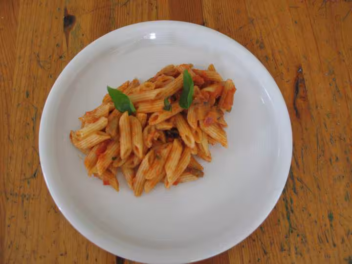 Pennes a l aubergine tomates et mozzarella