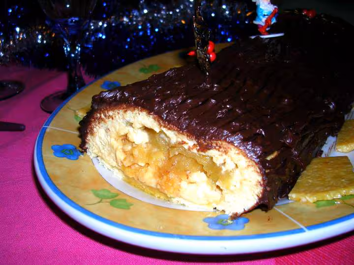 Buche caramel nougatine pommes caramelisees