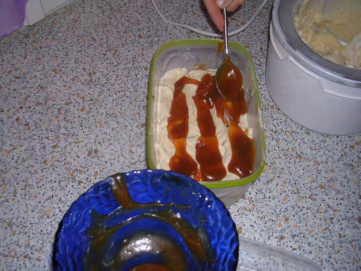 Glace creme brulee ajout du caramel entre la glace