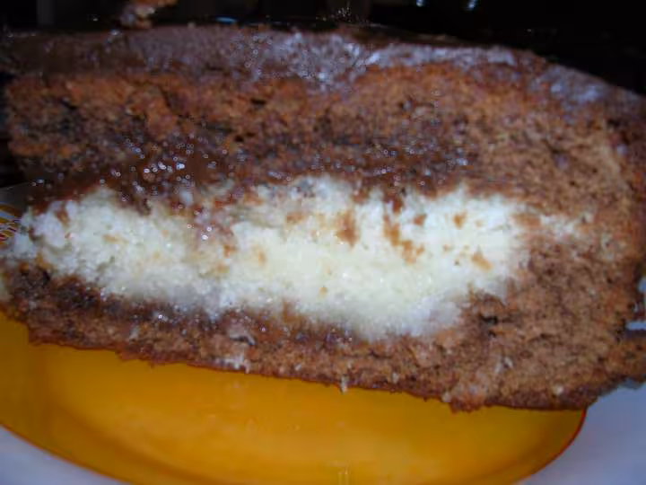 Gros gateau au chocolat avec le coeur coco