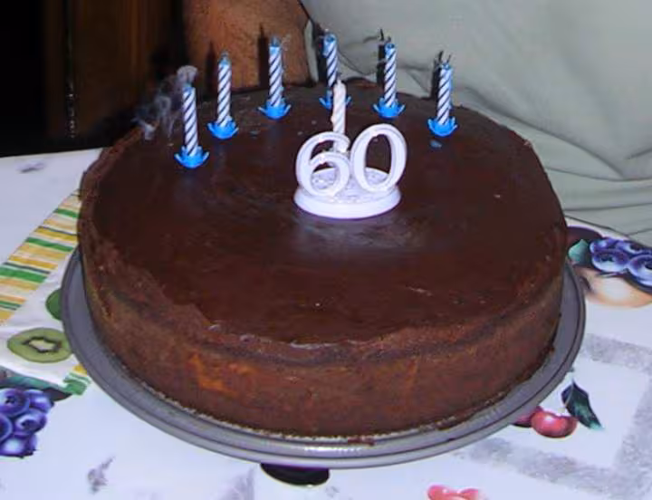 Gros gateau au chocolat avec le coeur coco