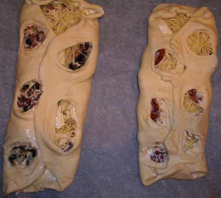 Mes 1eres fougasses lardons oignons gruyere a gauche et chorizzo gruyere a droite