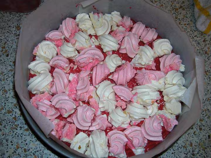 Vacherin framboise vanille la couche de brisures de meringue