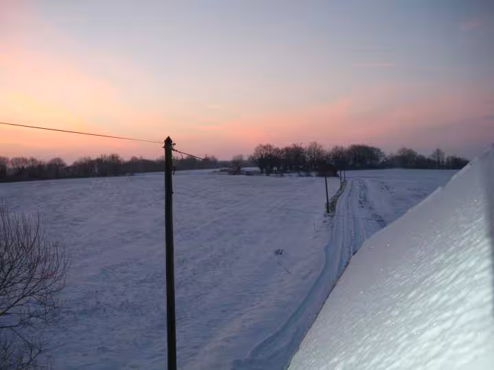 A droite la neige sur le toit