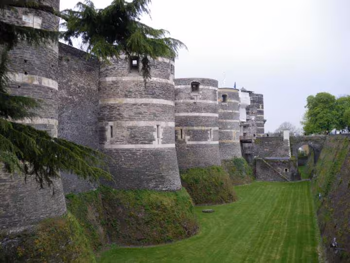 Autre cote des tours cote entree du chateau