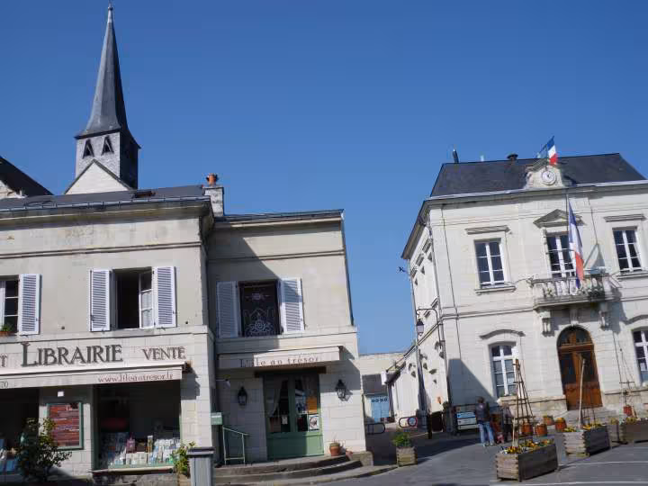 Fontevrault place de la mairie